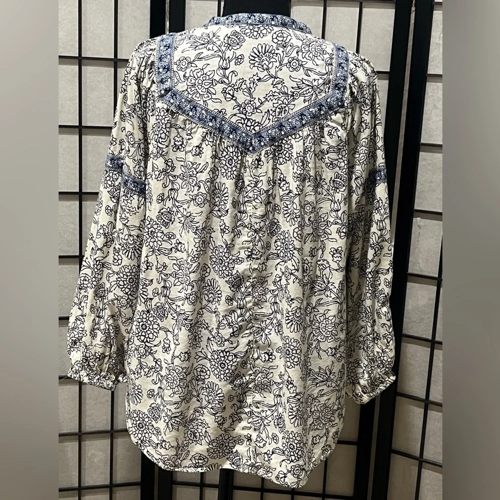 Old Navy Blue and Cream Floral SPLIT NECK, POET Blouse, WOMEN SIZE S